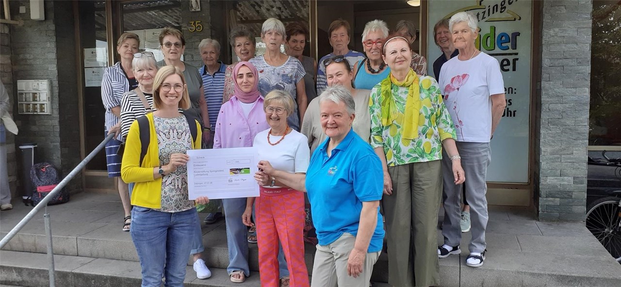 Das Team der Kleiderkammer Ditzingen bei der Spendenübergabe mit der Kinderstiftung Springinsfeld.